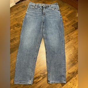 Women’s American Eagle Medium Wash Stretch Mom Jeans. Size 8. Short Length